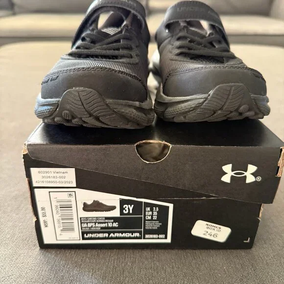 EUC Under Armour Kids Black BPS Assert 10 AC Size 3Y - Picture 2 of 8